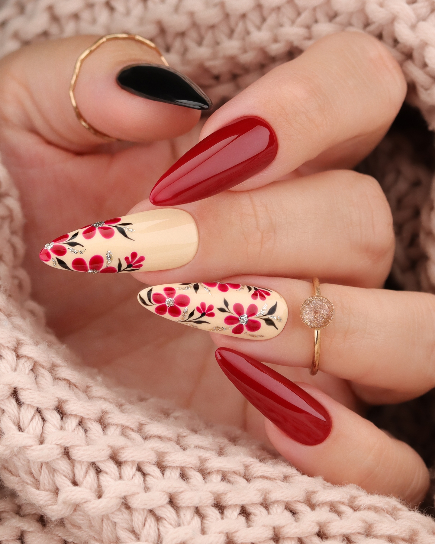 Jesienny NailArt w bordo, wanilii i złotym akcencie - zdjęcie 2