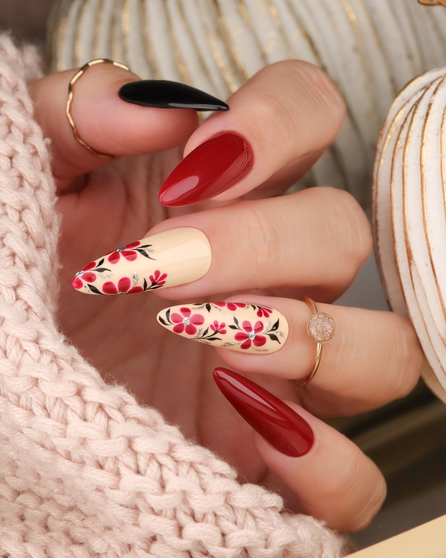 Jesienny NailArt w bordo, wanilii i złotym akcencie - zdjęcie 3