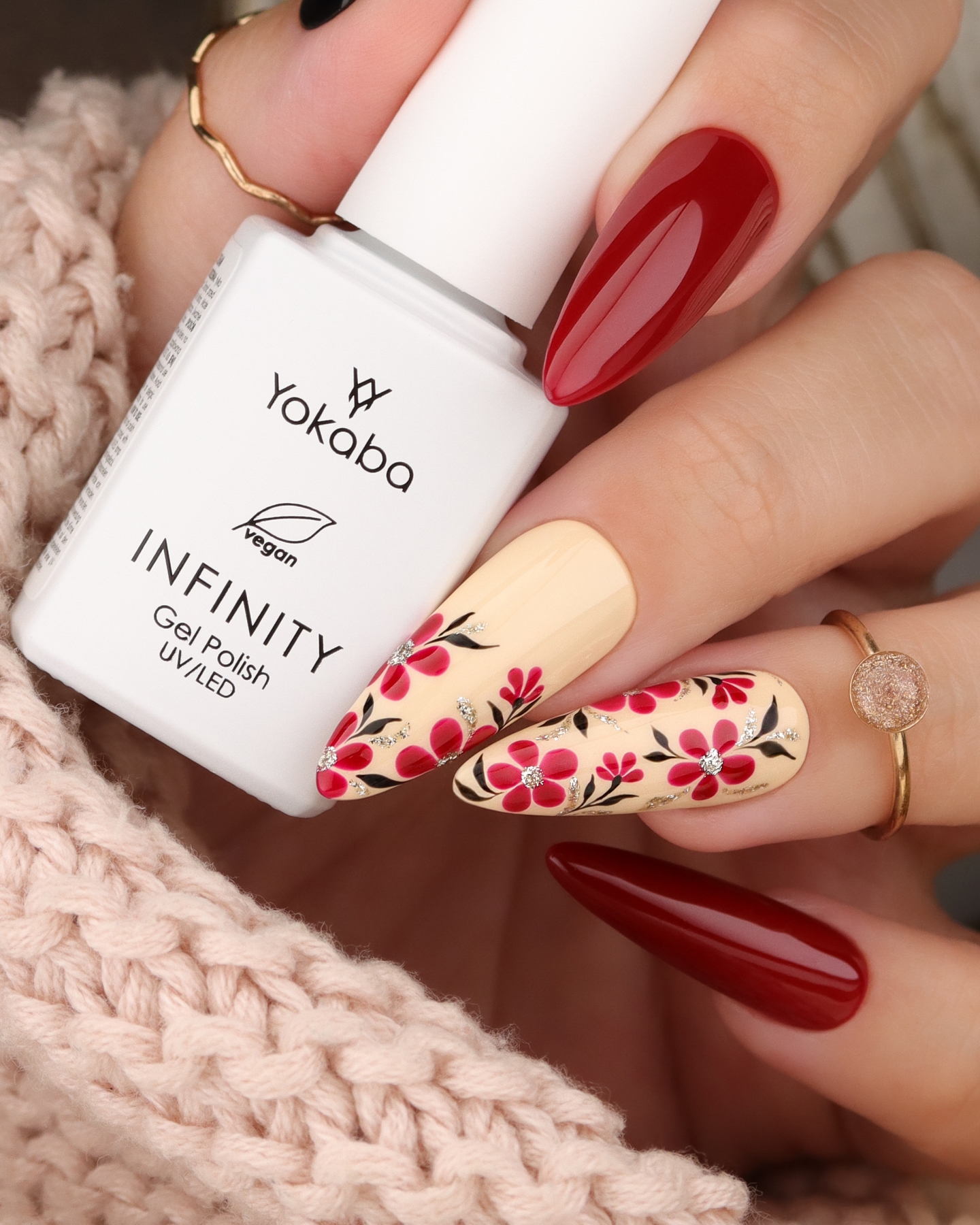 Jesienny NailArt w bordo, wanilii i złotym akcencie - zdjęcie 4