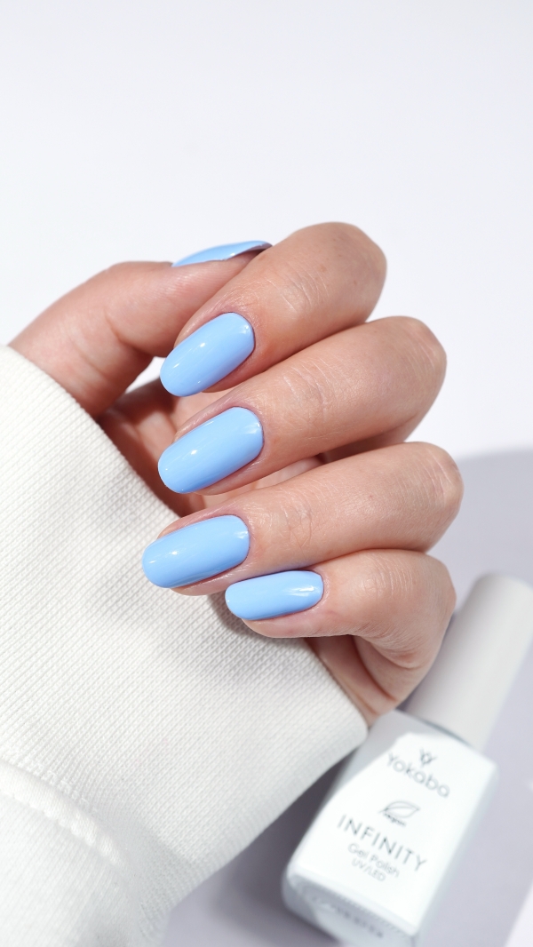 Minimalistyczny manicure w błękitnym odcieniu