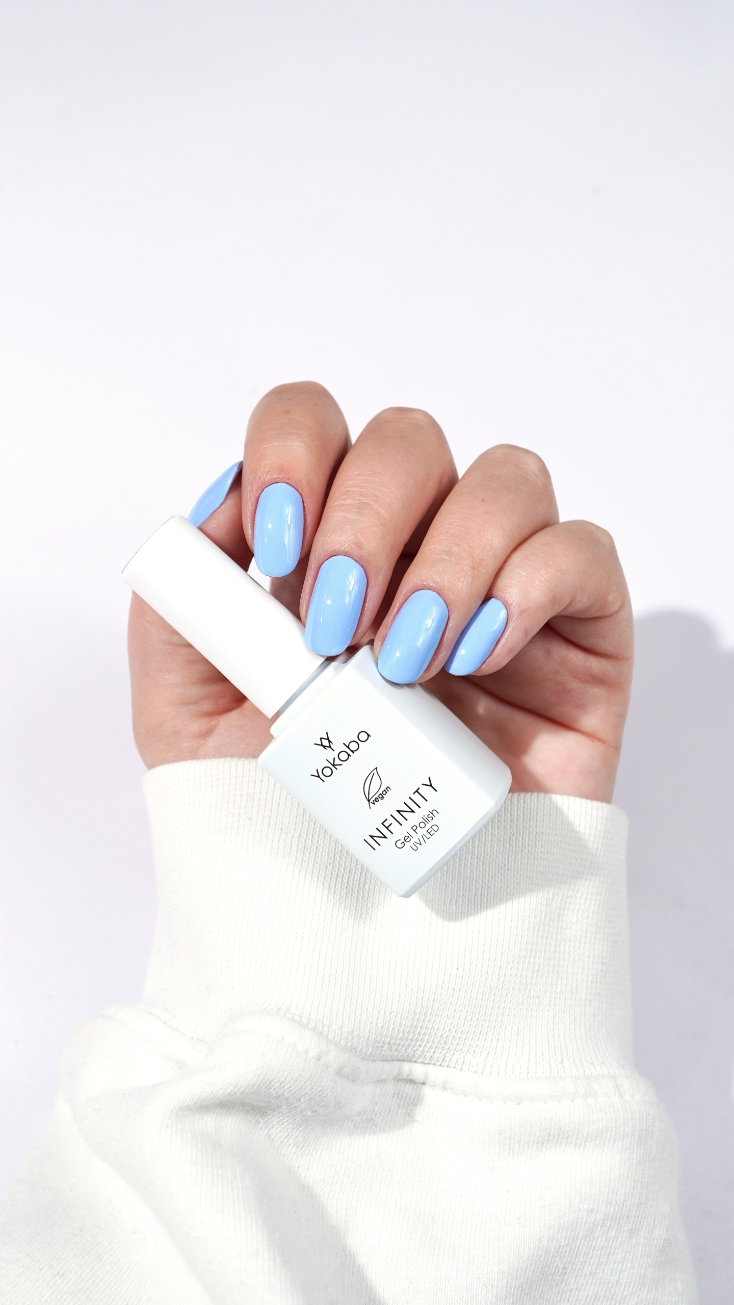 Minimalistyczny manicure w błękitnym odcieniu - zdjęcie 3