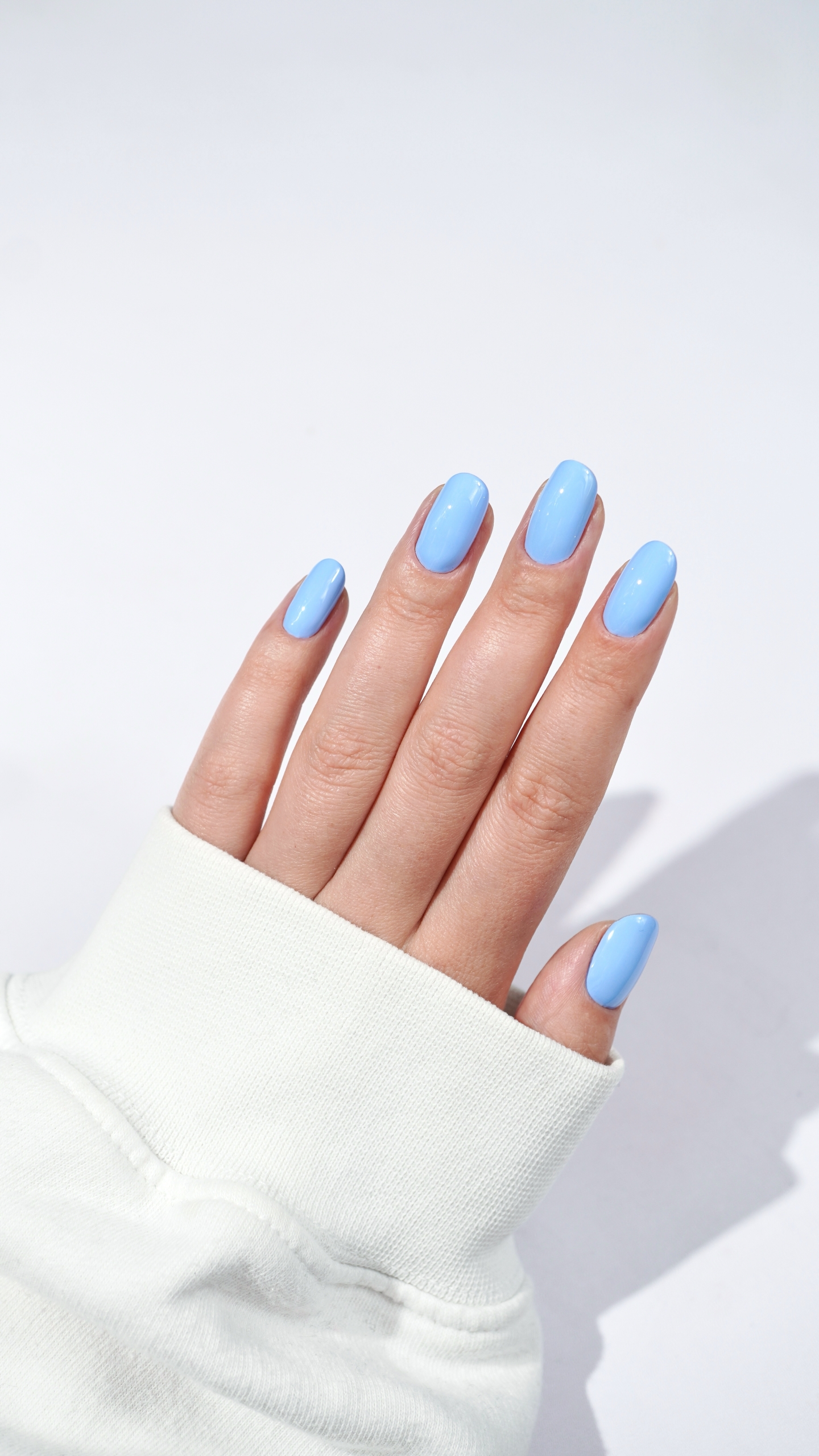 Minimalistyczny manicure w błękitnym odcieniu - zdjęcie 5