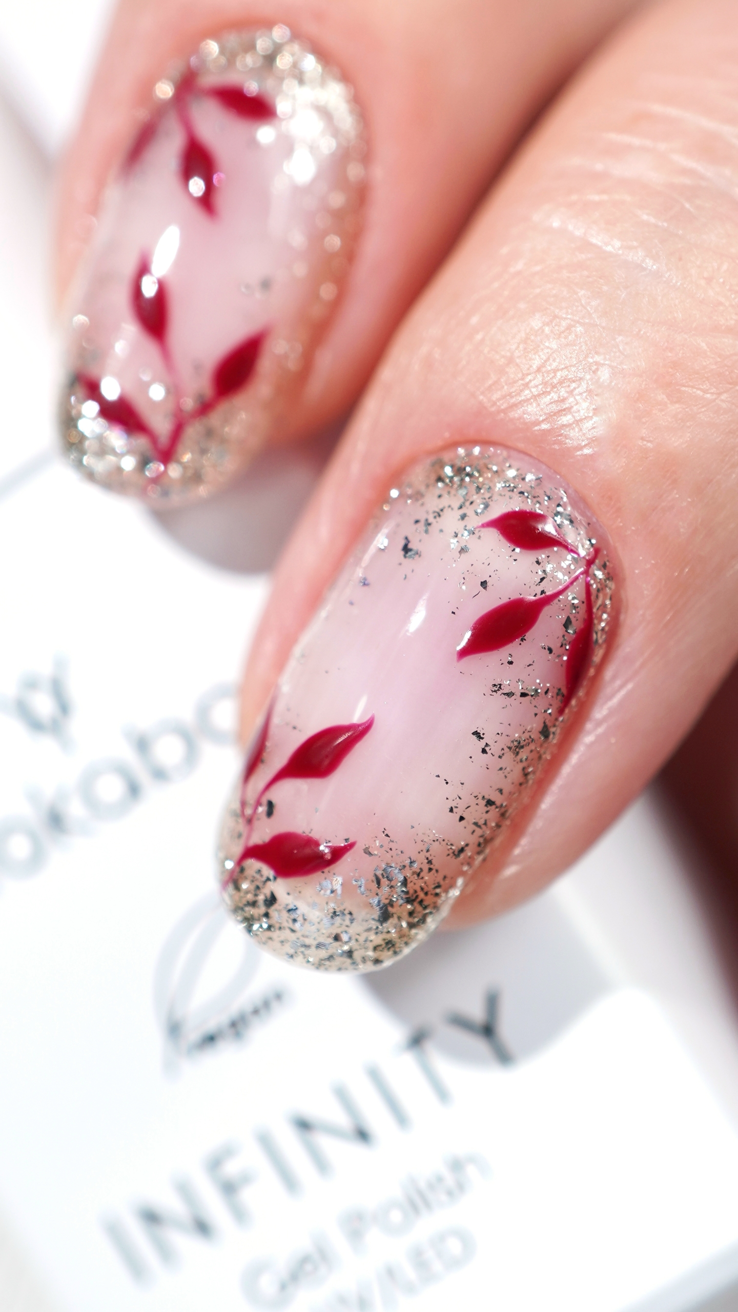 Jesienny manicure w bordo, różu i złotym akcencie - zdjęcie 3