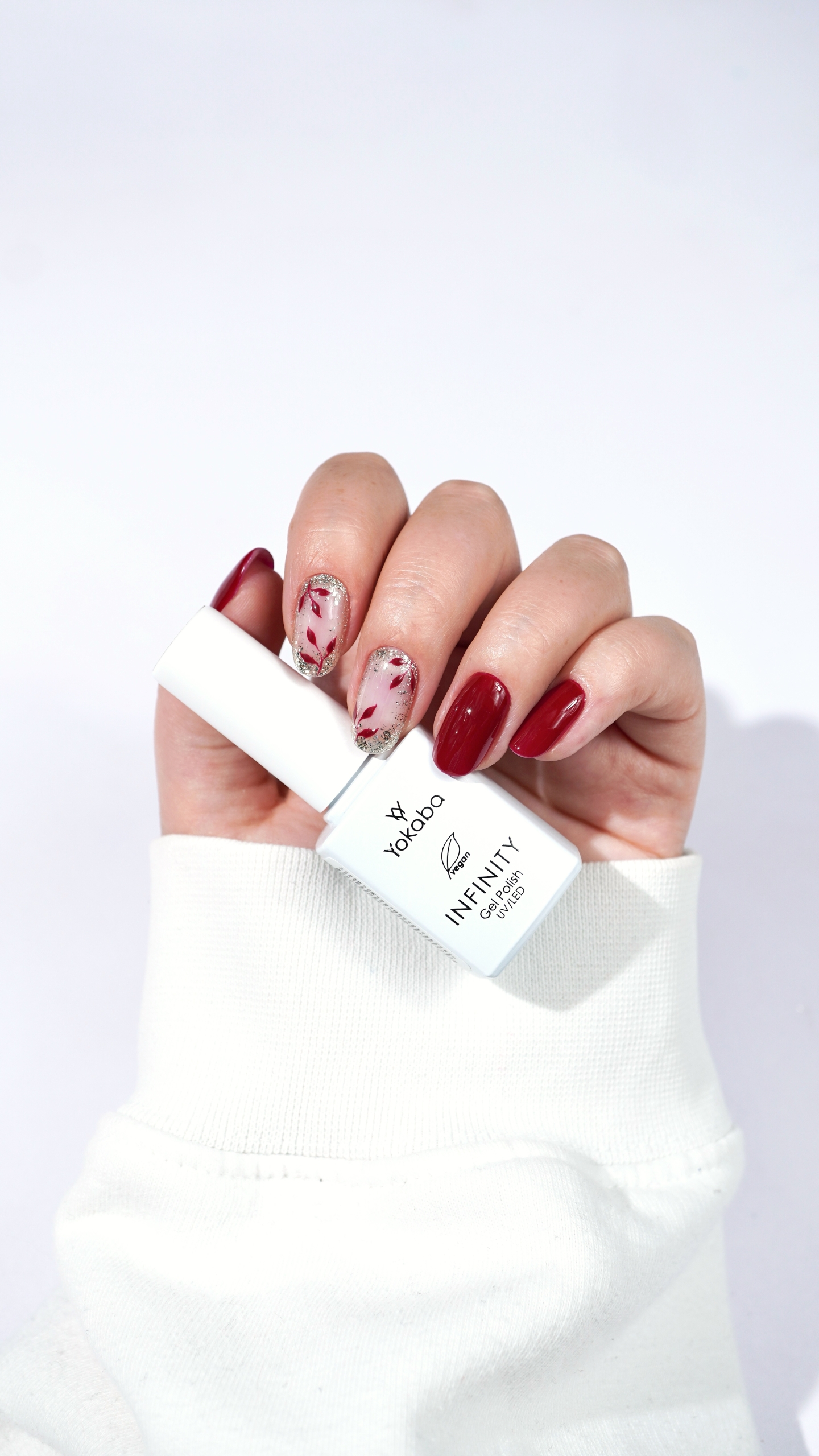 Jesienny manicure w bordo, różu i złotym akcencie - zdjęcie 4