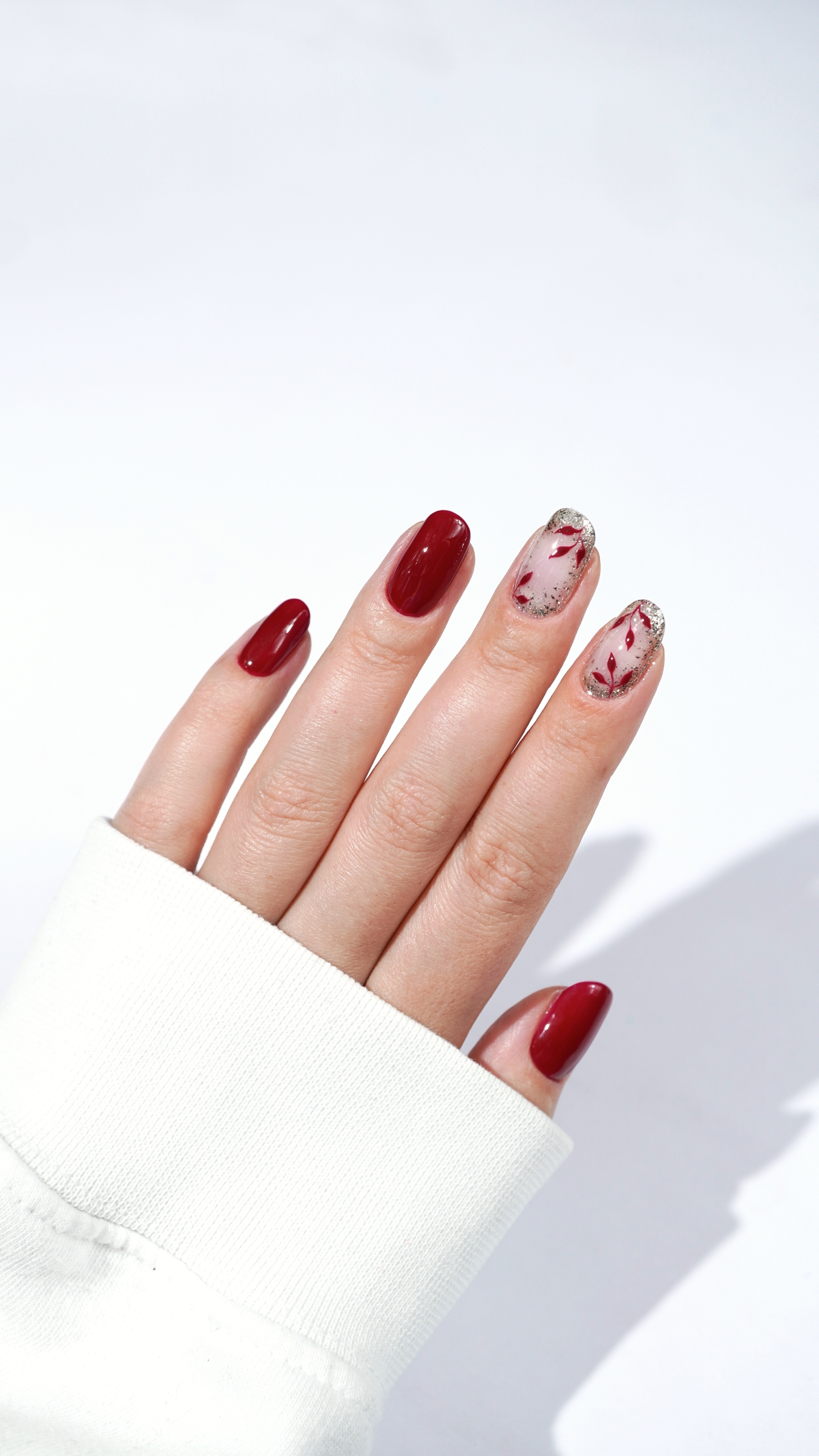 Jesienny manicure w bordo, różu i złotym akcencie - zdjęcie 5