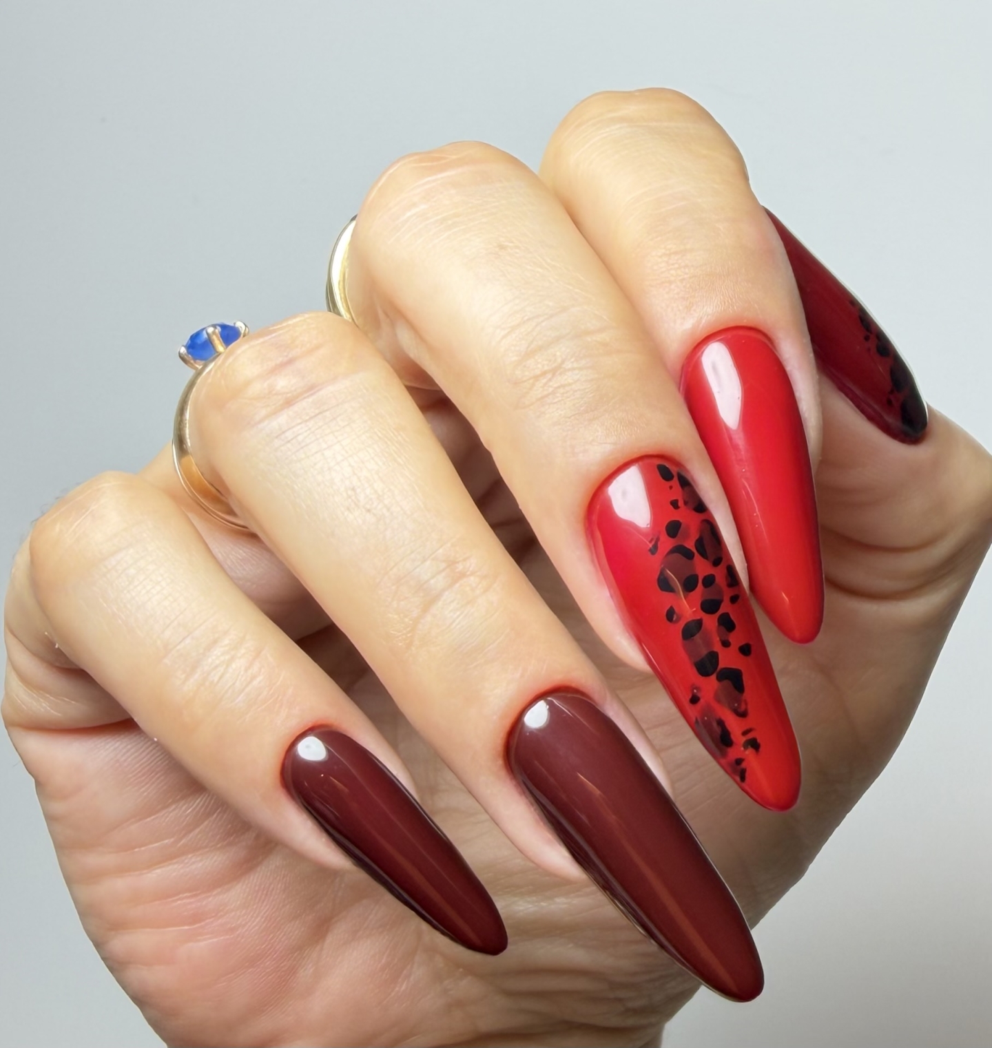 Jesienny manicure w czerwieni, brązie i zwierzęcym akcencie - zdjęcie 2