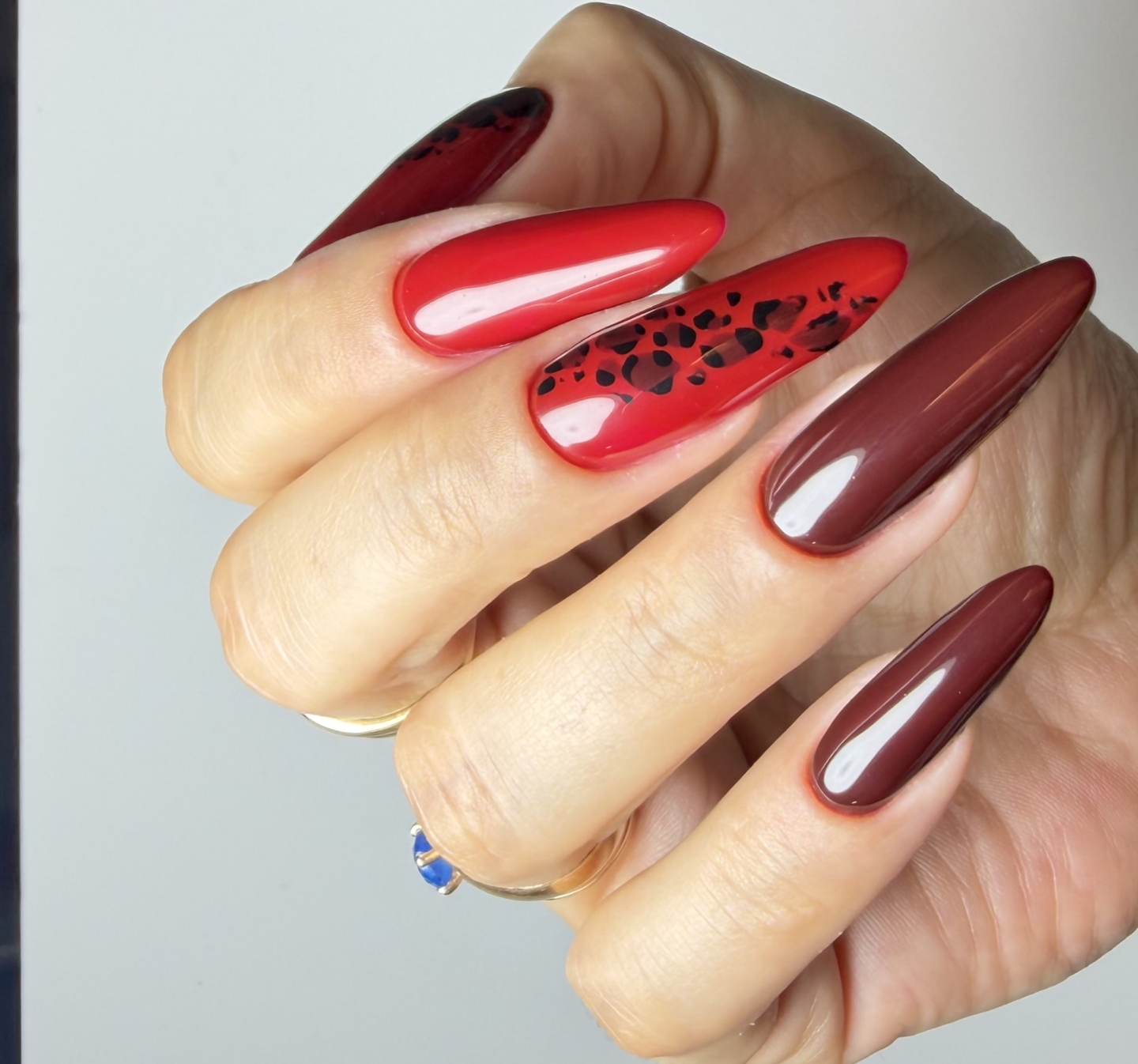 Jesienny manicure w czerwieni, brązie i zwierzęcym akcencie - zdjęcie 3