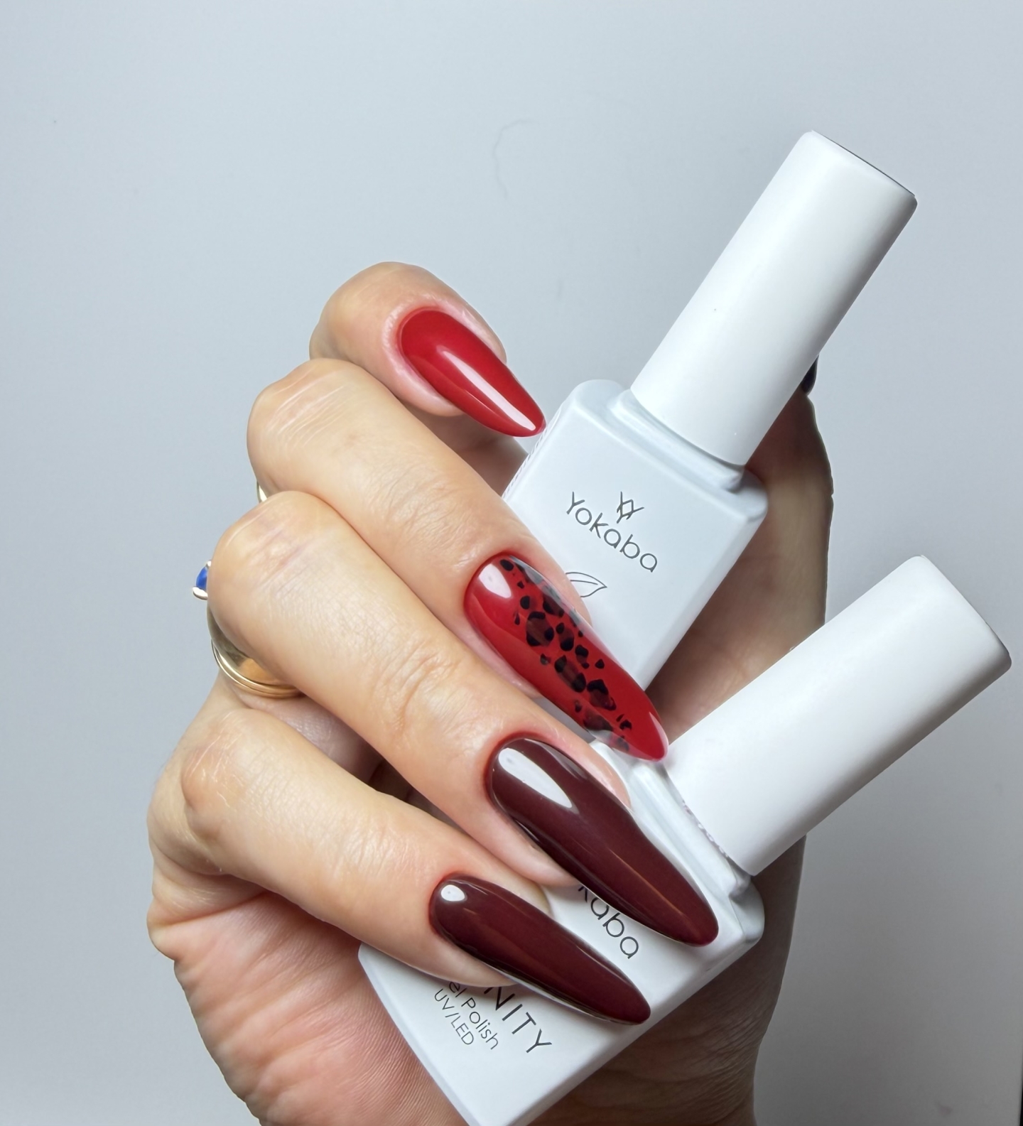 Jesienny manicure w czerwieni, brązie i zwierzęcym akcencie - zdjęcie 4