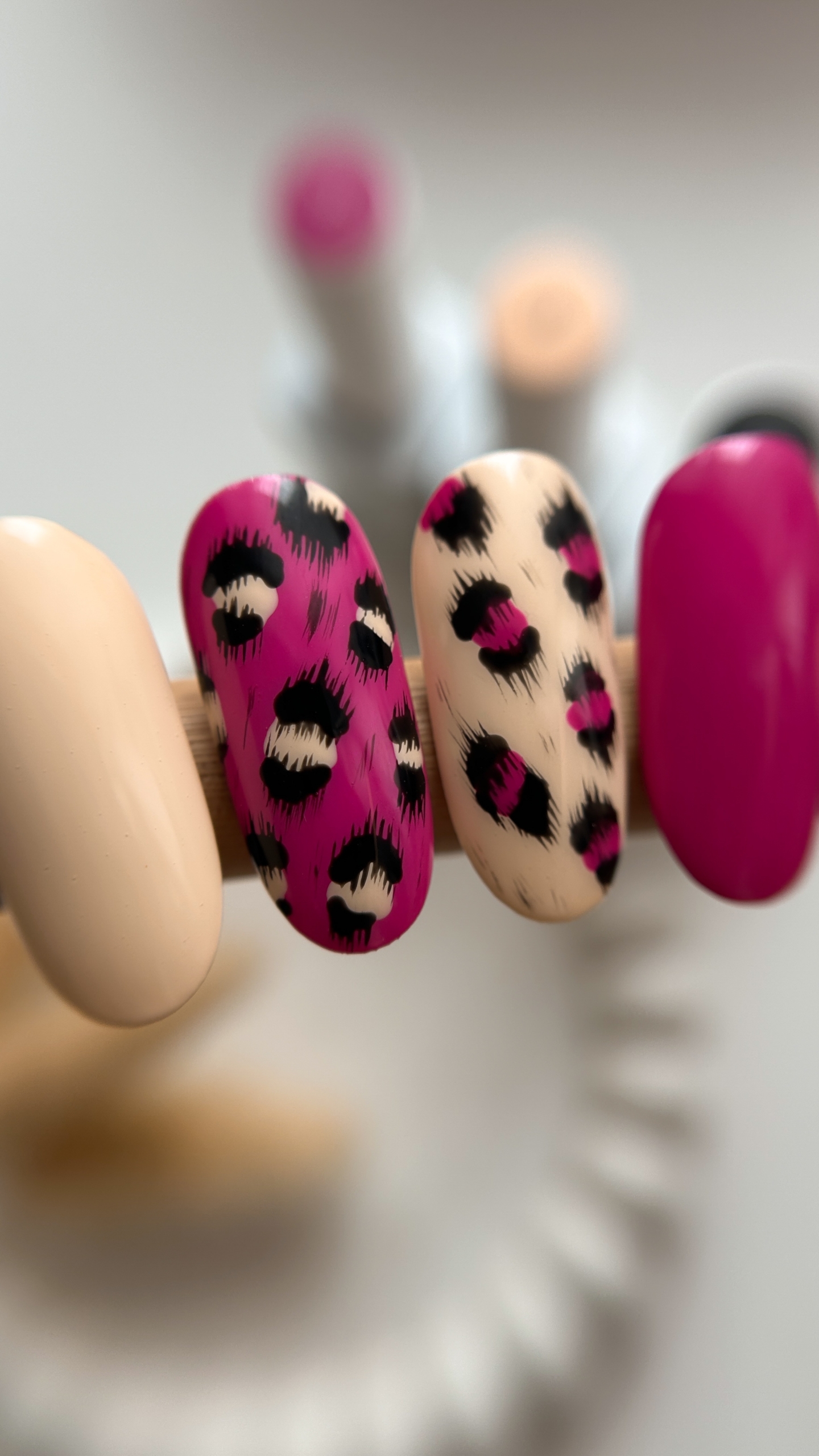 Jesienny NailArt w różu, beżu i animal print - zdjęcie 2