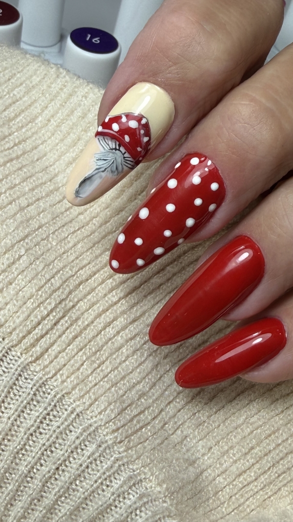Jesienny manicure z motywem muchomora