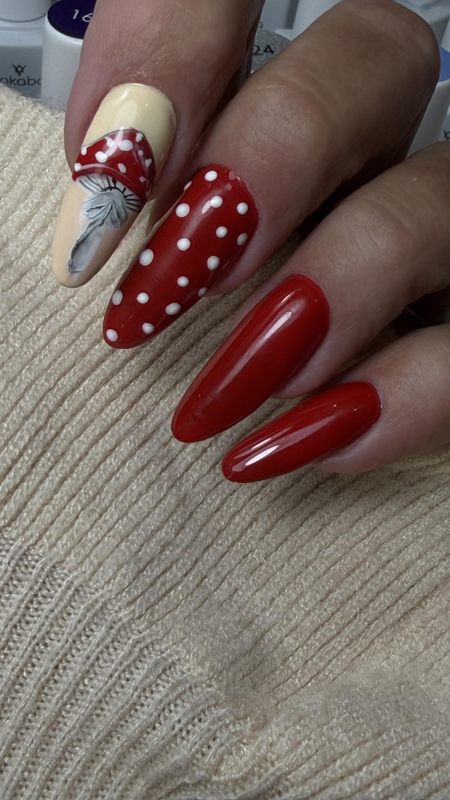 Jesienny manicure z motywem muchomora - zdjęcie 3