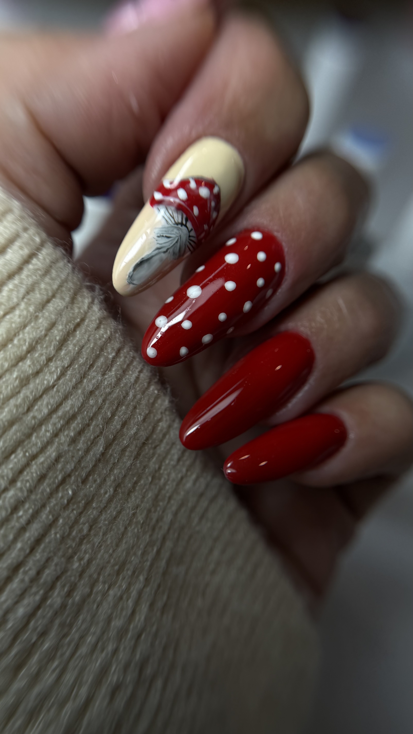 Jesienny manicure z motywem muchomora - zdjęcie 4