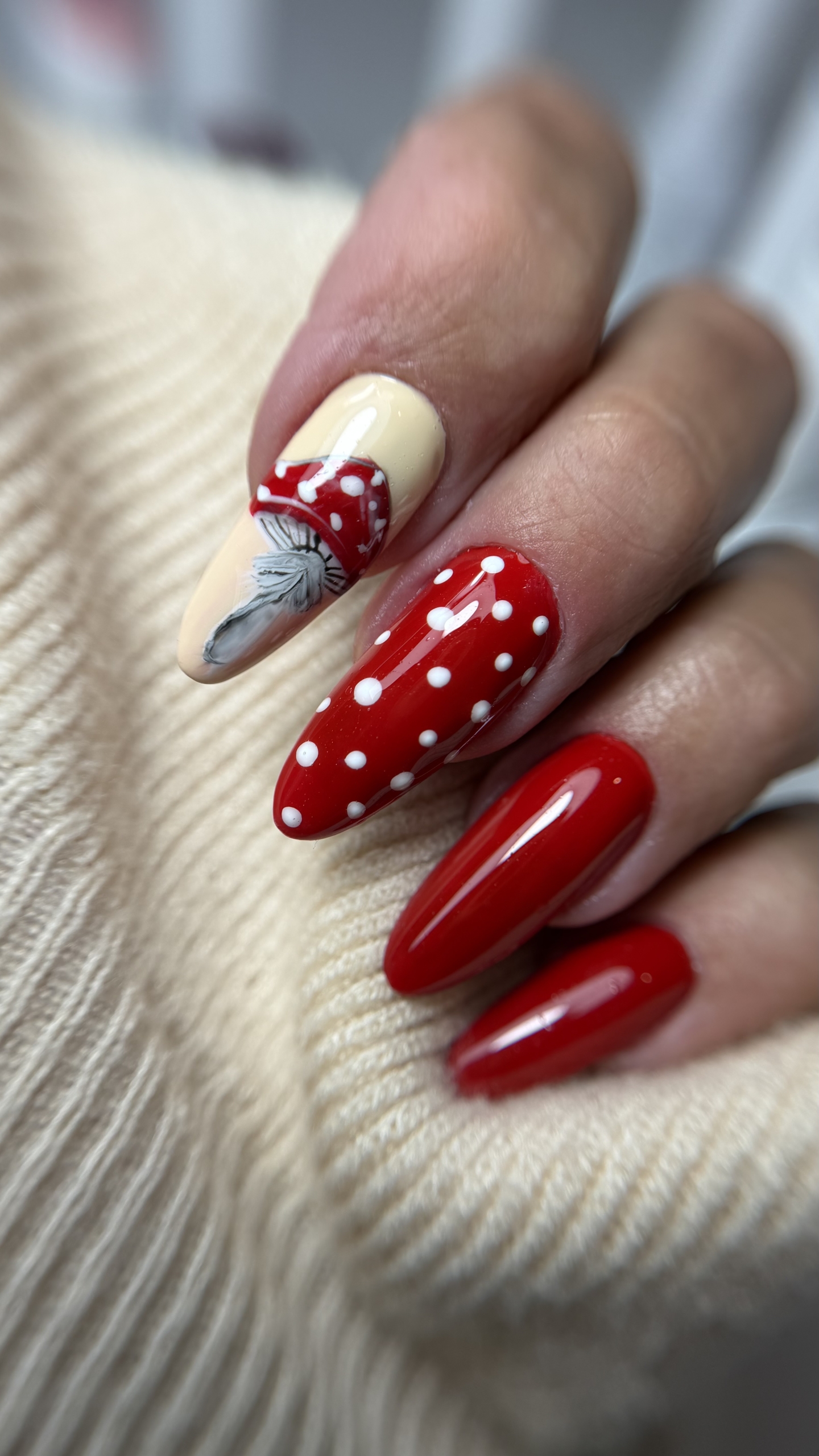 Jesienny manicure z motywem muchomora - zdjęcie 5