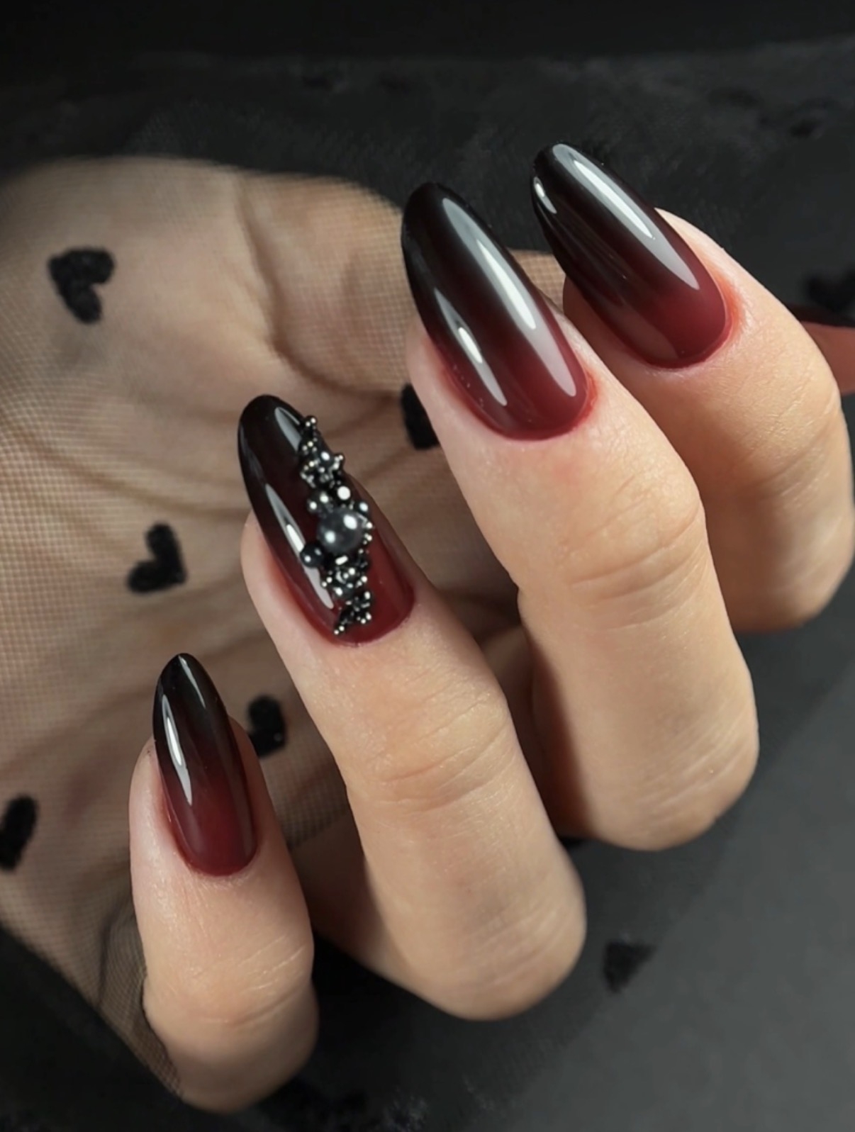 Jesienny manicure ombré w bordo i czerni - zdjęcie 2