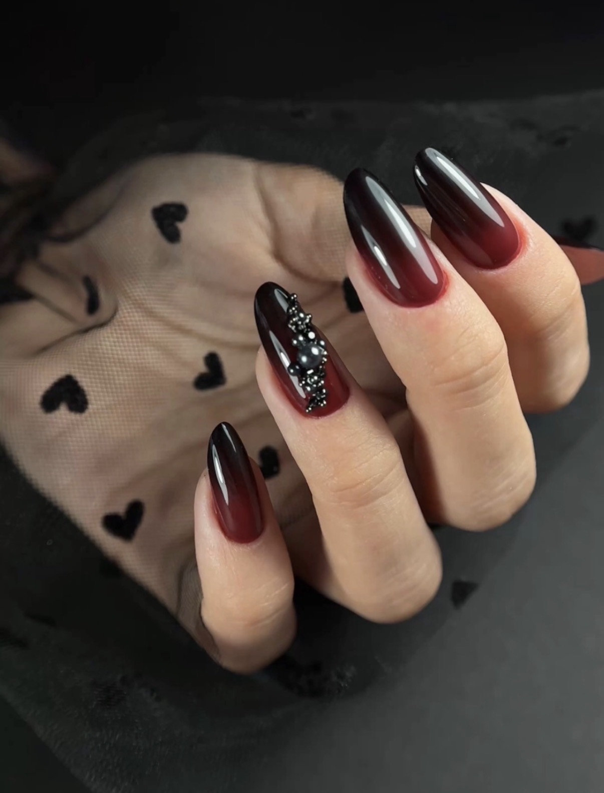 Jesienny manicure ombré w bordo i czerni - zdjęcie 3