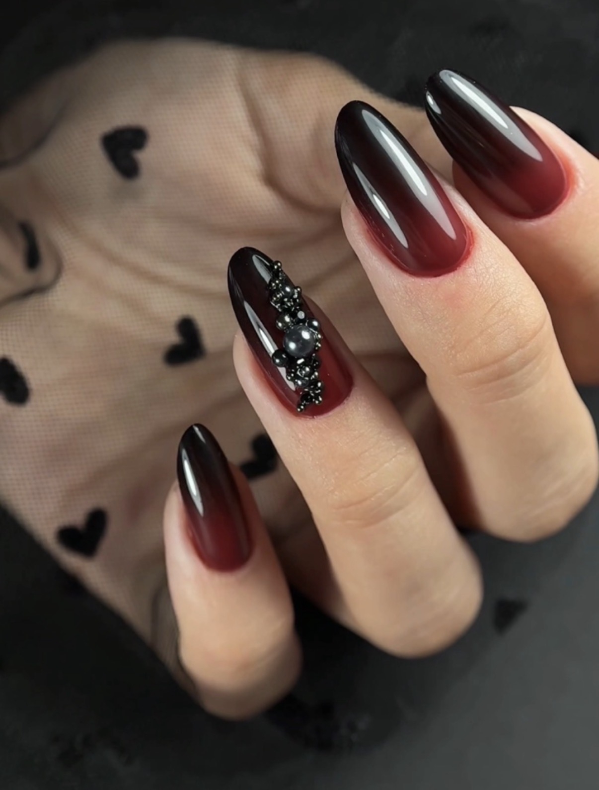 Jesienny manicure ombré w bordo i czerni - zdjęcie 4