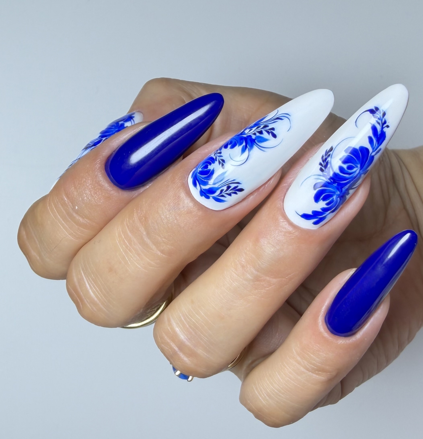 Niebiesko-biały NailArt z kwiatowym zdobieniem - zdjęcie 2