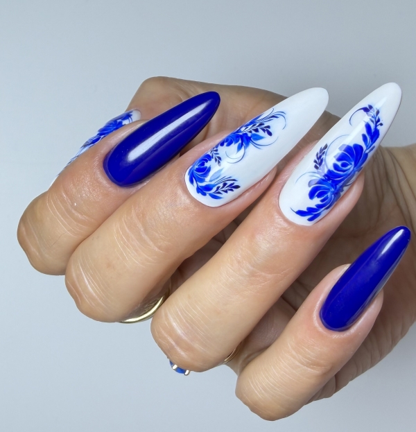 Niebiesko-biały NailArt z kwiatowym zdobieniem