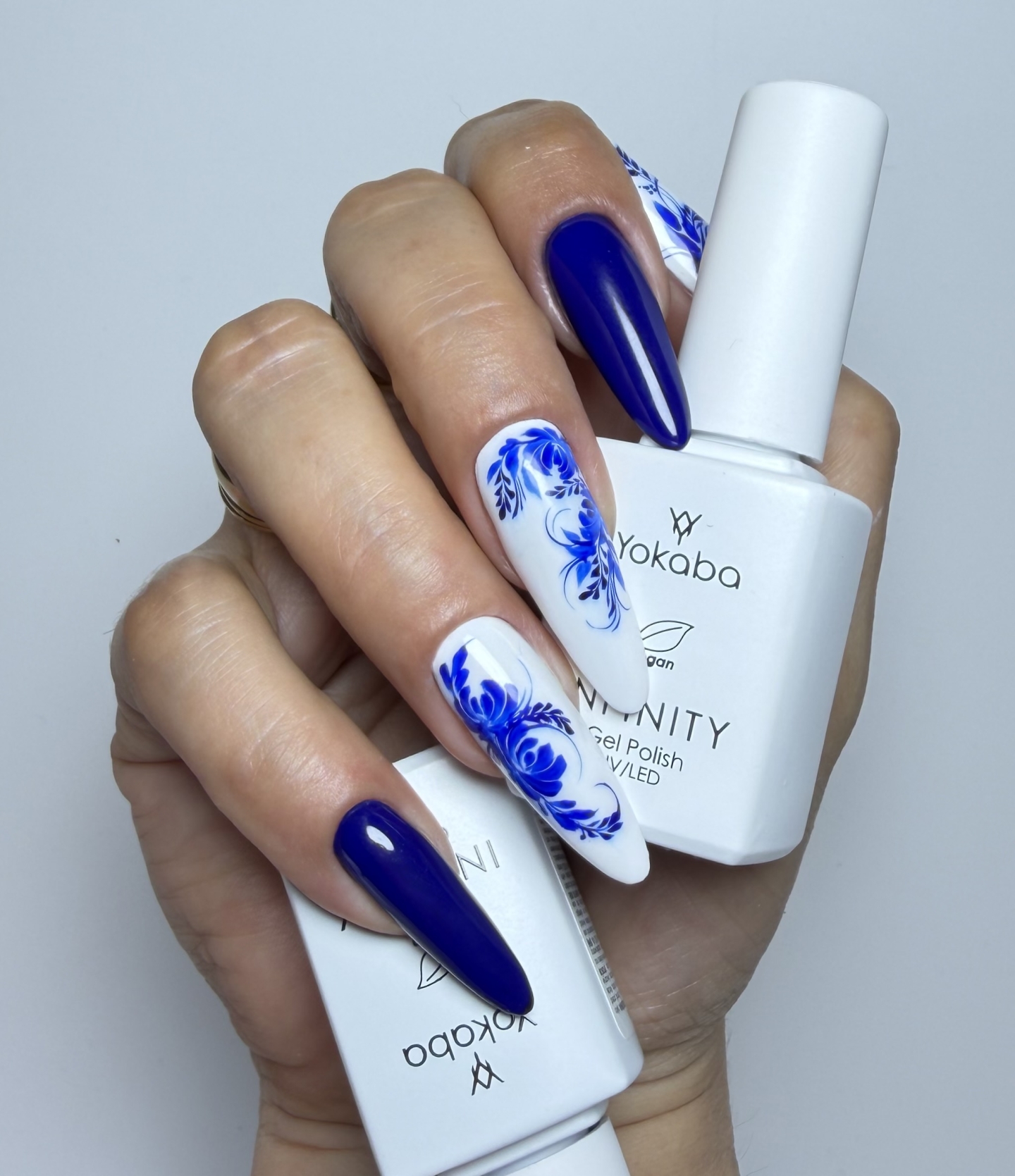 Niebiesko-biały NailArt z kwiatowym zdobieniem - zdjęcie 3