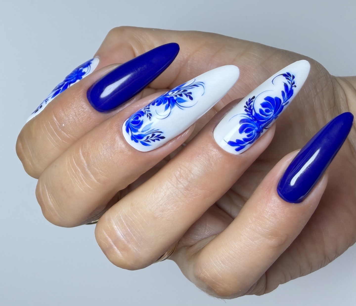 Niebiesko-biały NailArt z kwiatowym zdobieniem - zdjęcie 4