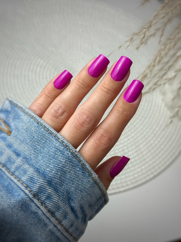 Minimalistyczny manicure w intensywnym różu