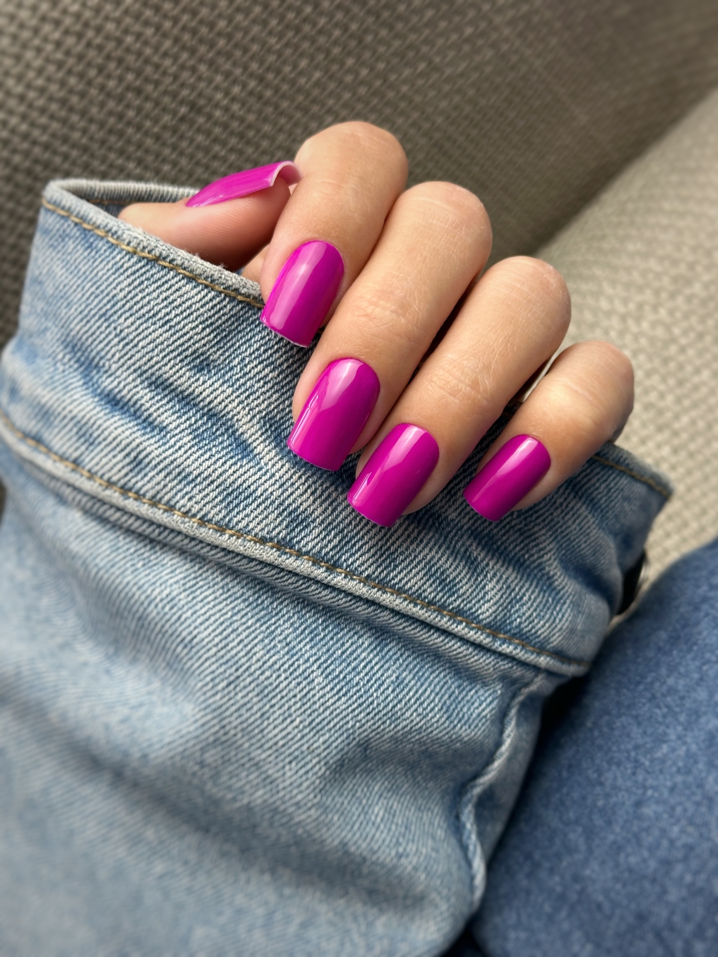 Minimalistyczny manicure w intensywnym różu - zdjęcie 3