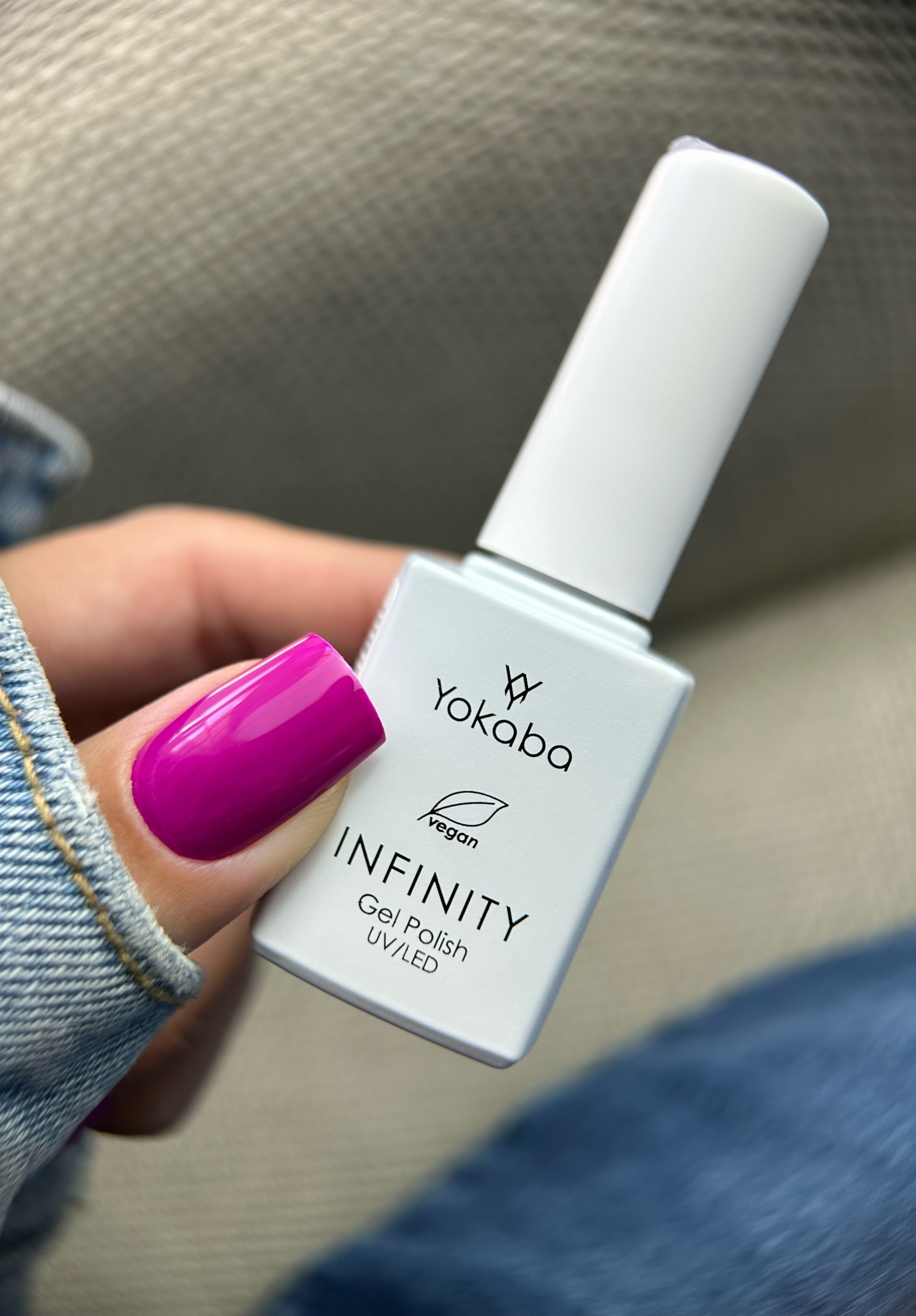 Minimalistyczny manicure w intensywnym różu - zdjęcie 4