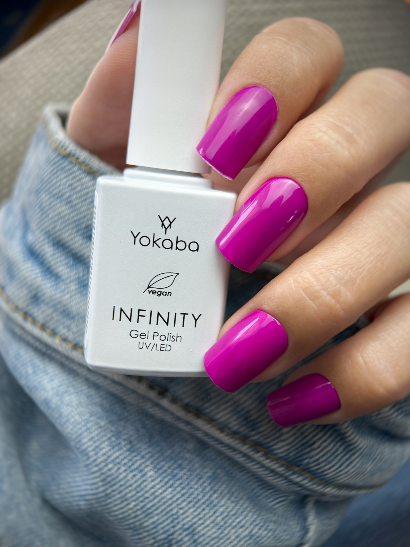 Minimalistyczny manicure w intensywnym różu - zdjęcie 5
