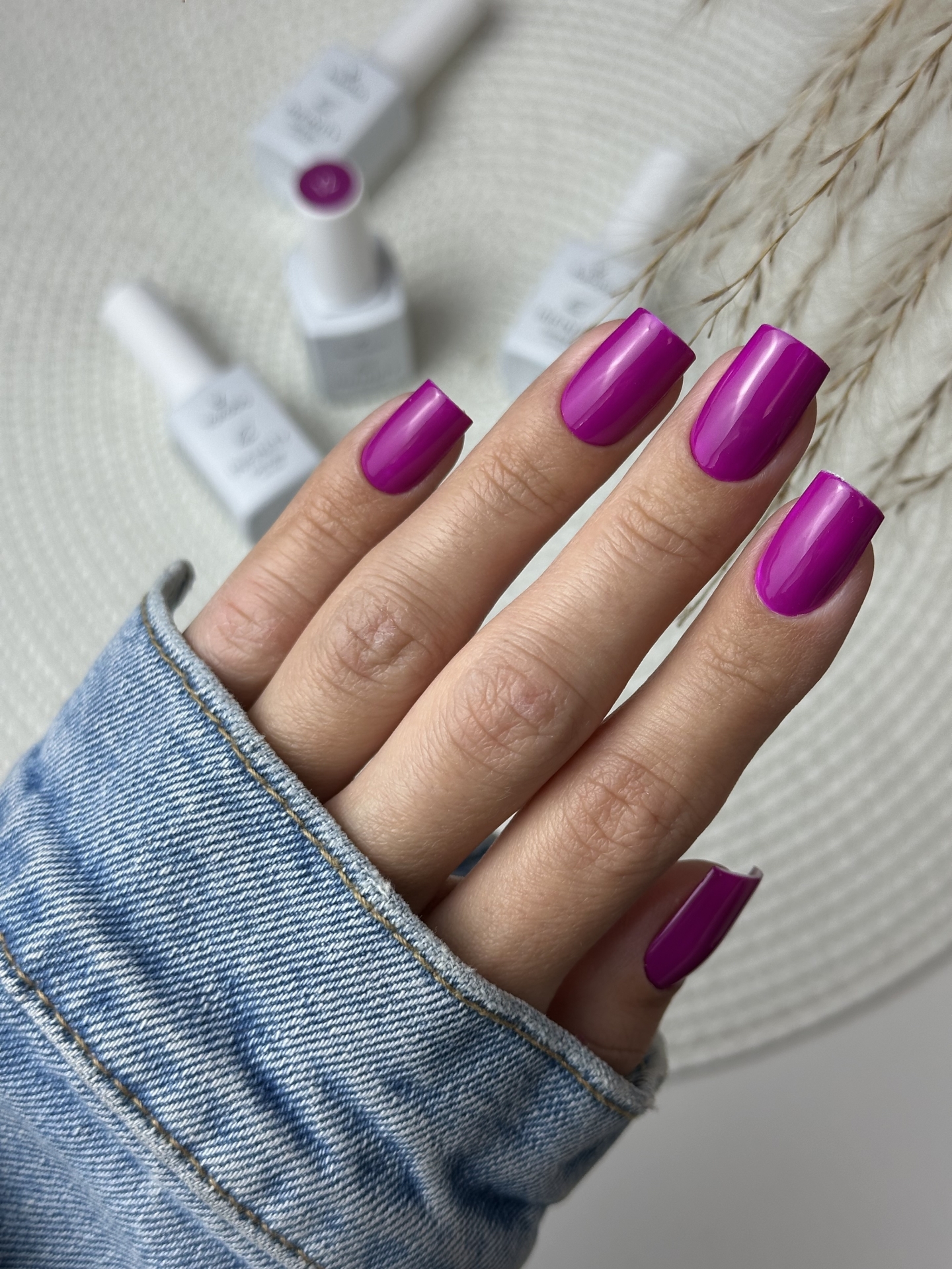 Minimalistyczny manicure w intensywnym różu - zdjęcie 7