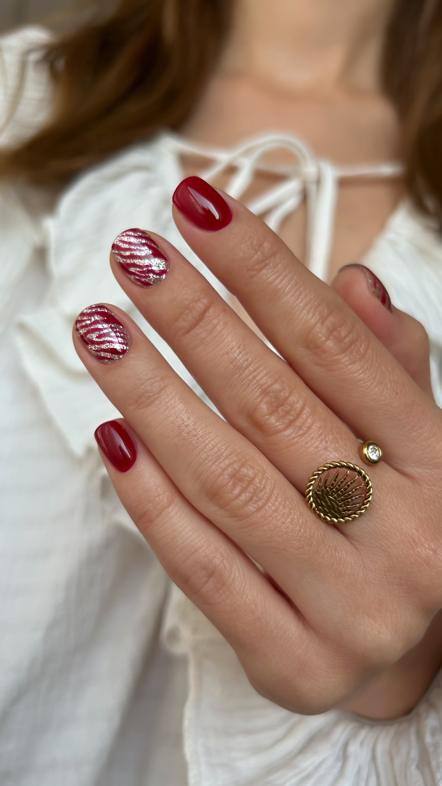 Bordowy manicure ze srebrnym zdobieniem - zdjęcie 2