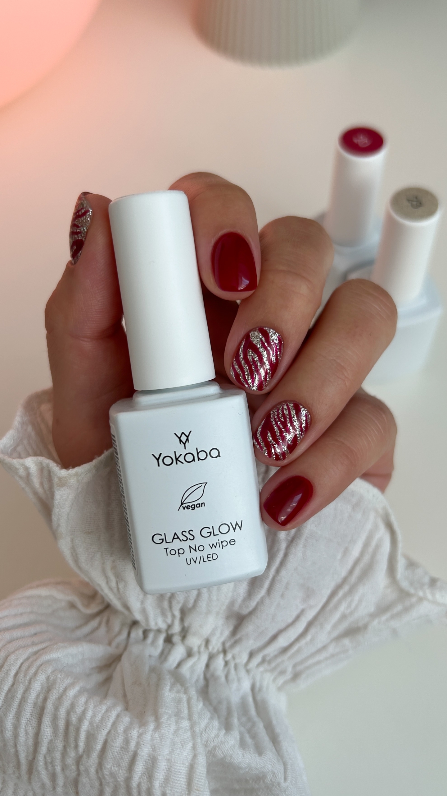 Bordowy manicure ze srebrnym zdobieniem - zdjęcie 3