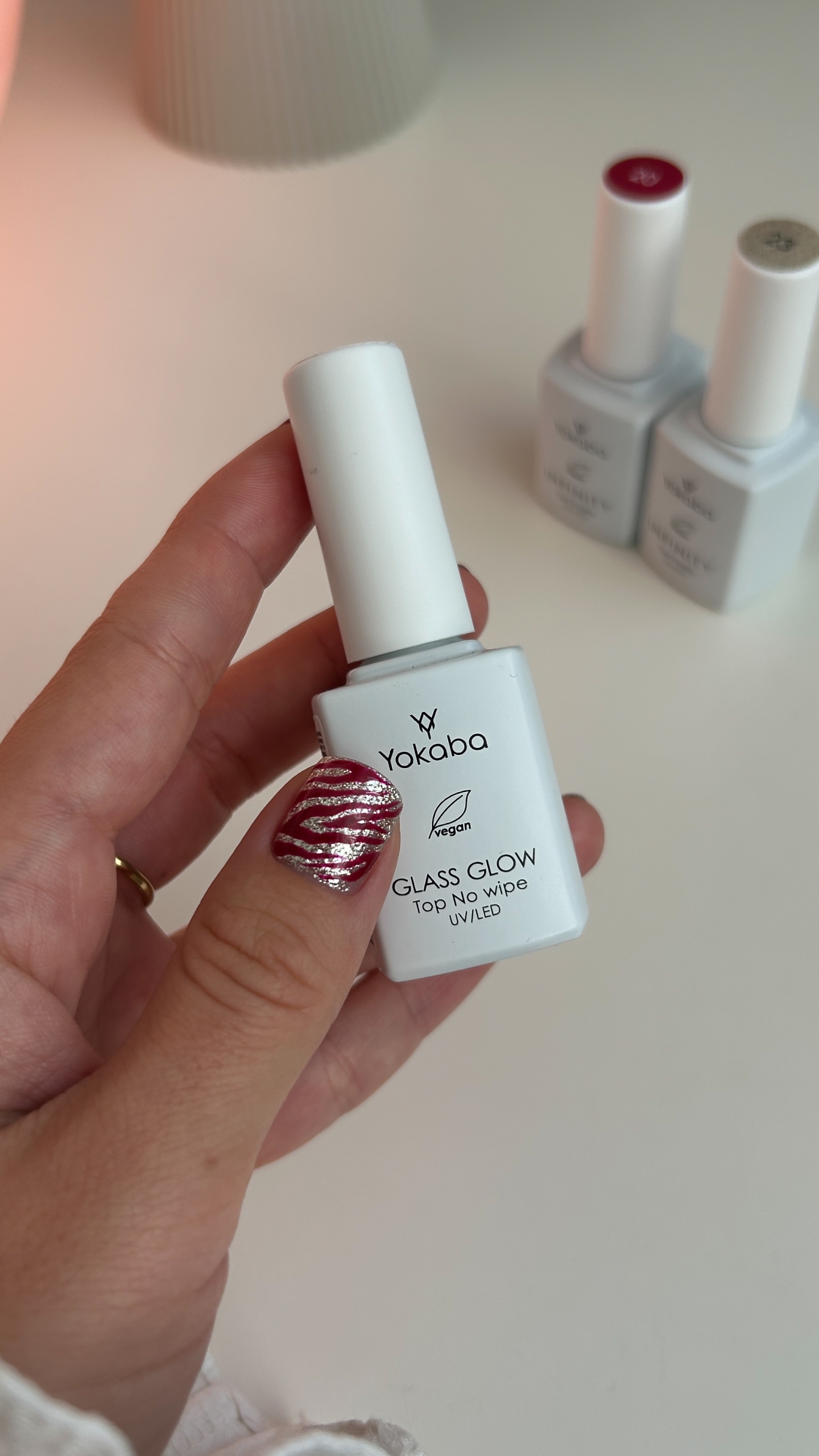 Bordowy manicure ze srebrnym zdobieniem - zdjęcie 4