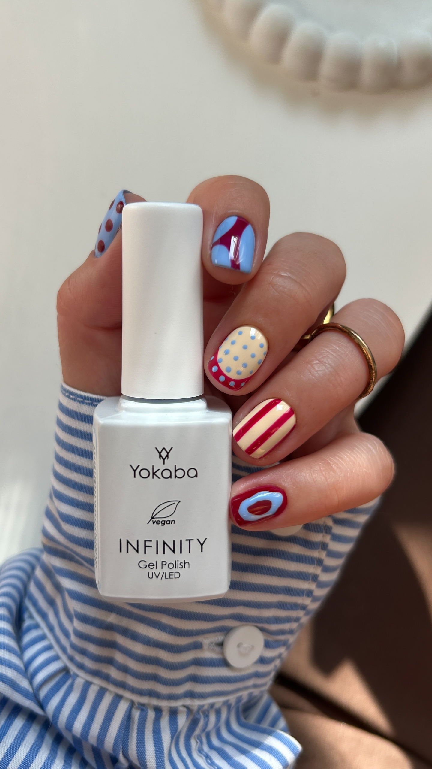 Kolorowy NailArt w błękicie, kremie i różu - zdjęcie 3