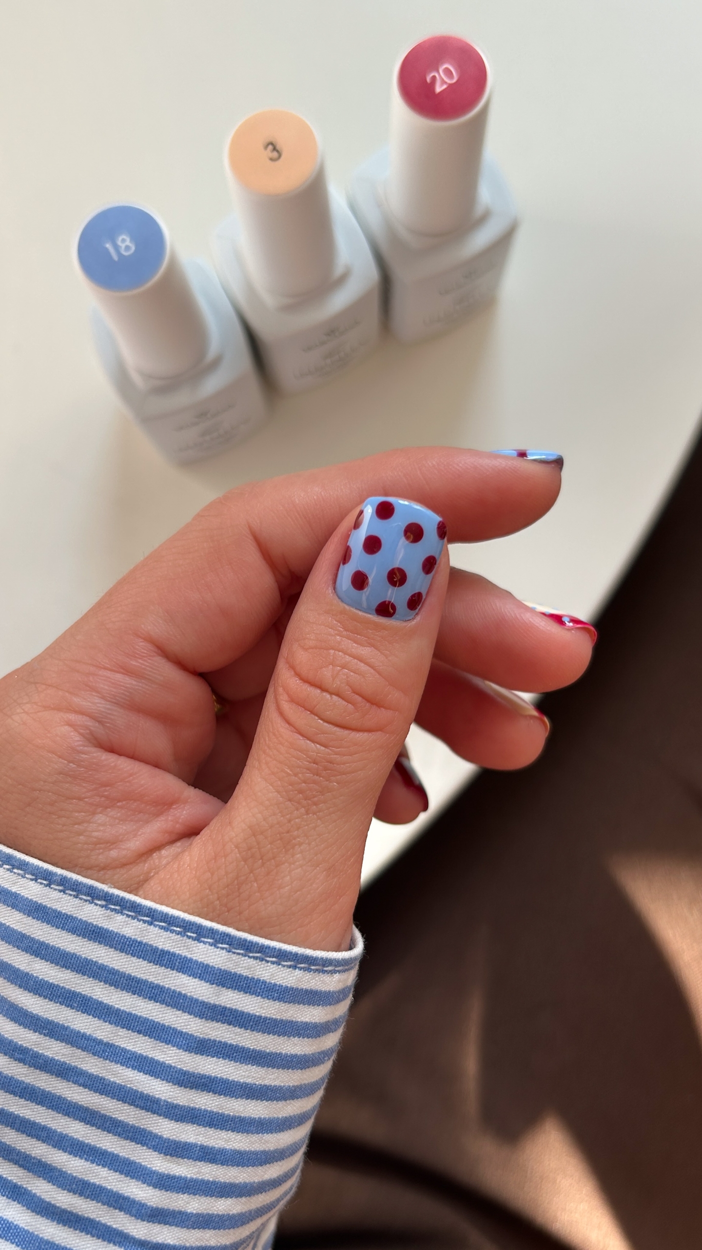 Kolorowy NailArt w błękicie, kremie i różu - zdjęcie 4