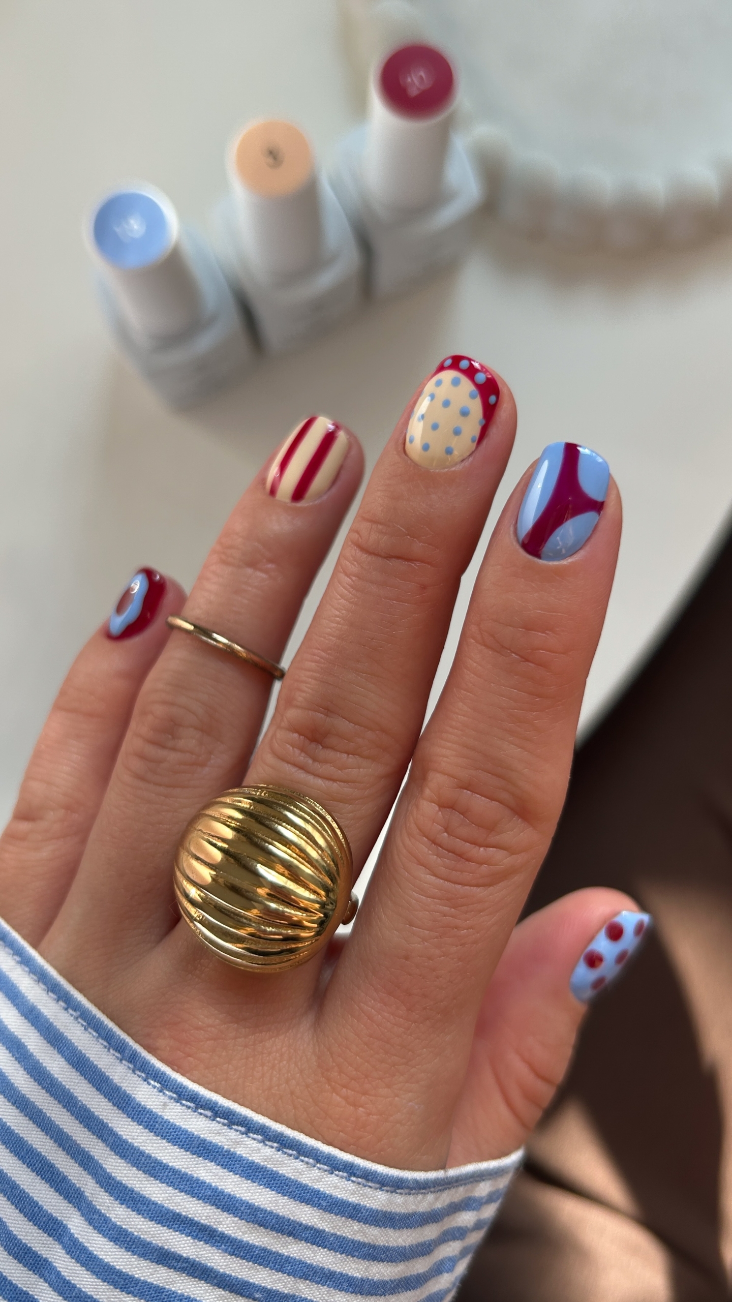 Kolorowy NailArt w błękicie, kremie i różu - zdjęcie 5