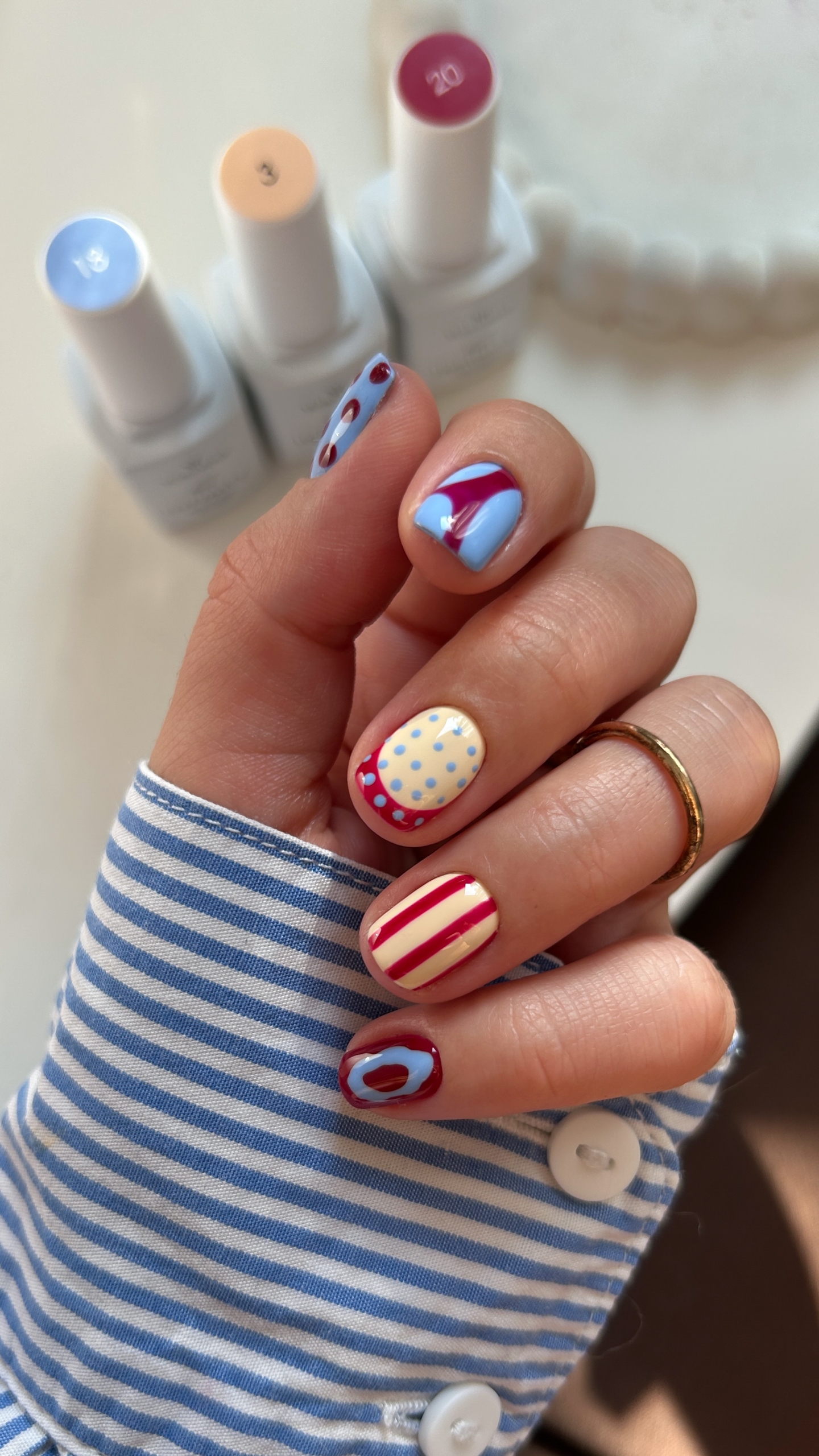 Kolorowy NailArt w błękicie, kremie i różu - zdjęcie 6