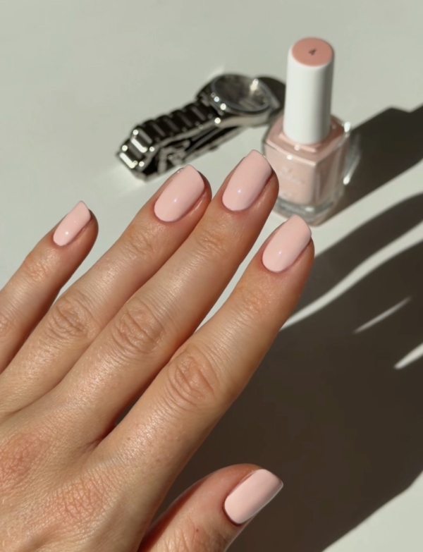 Delikatny manicure klasyczny w jasnym różu