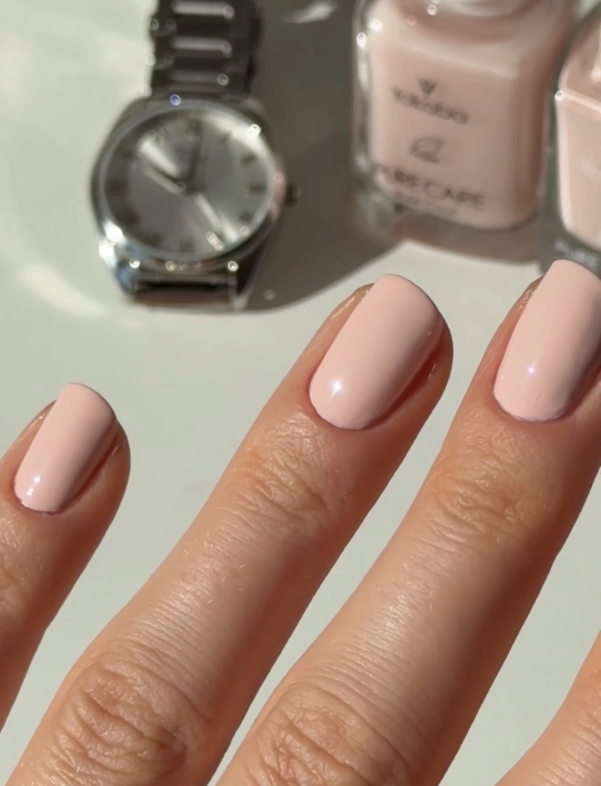 Delikatny manicure klasyczny w jasnym różu - zdjęcie 3