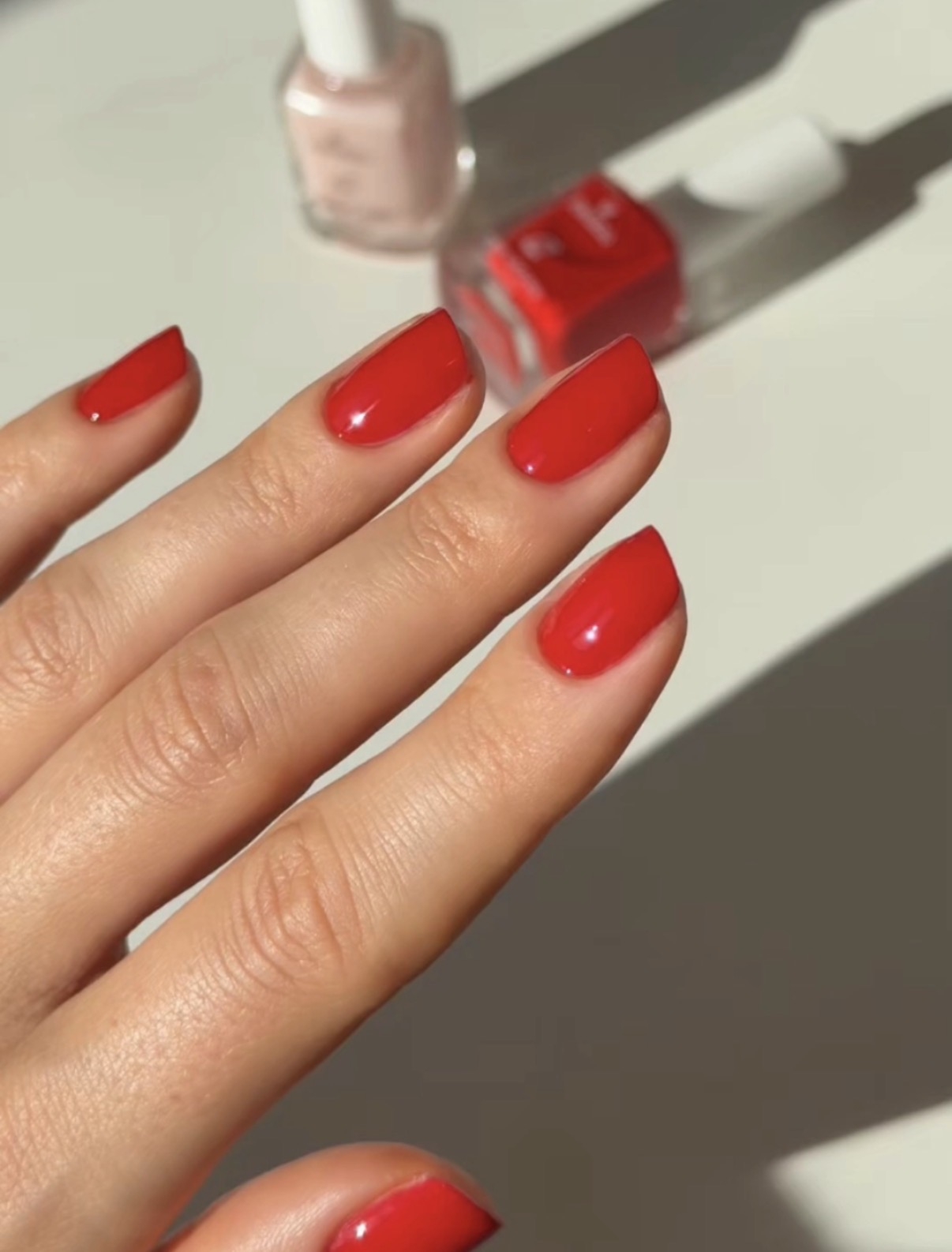 Klasyczny czerwony manicure Pure Vegan - zdjęcie 2