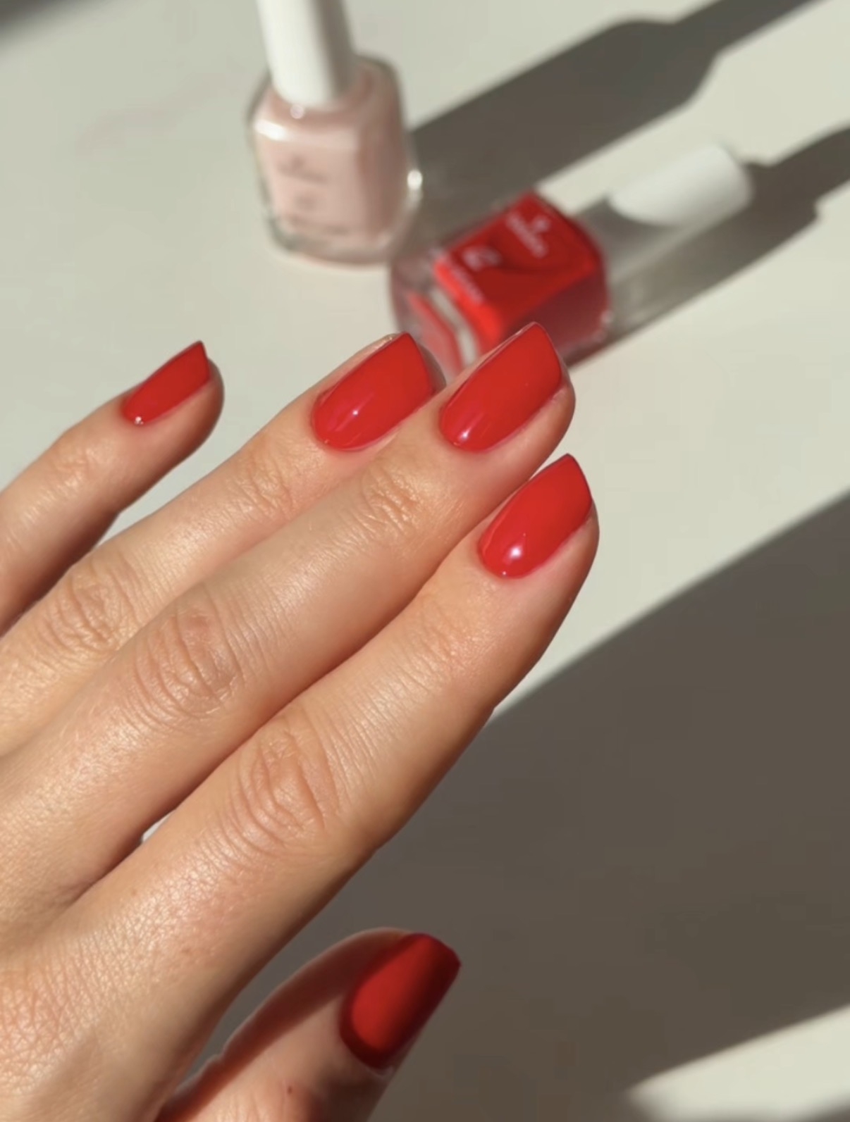 Klasyczny czerwony manicure Pure Vegan - zdjęcie 3
