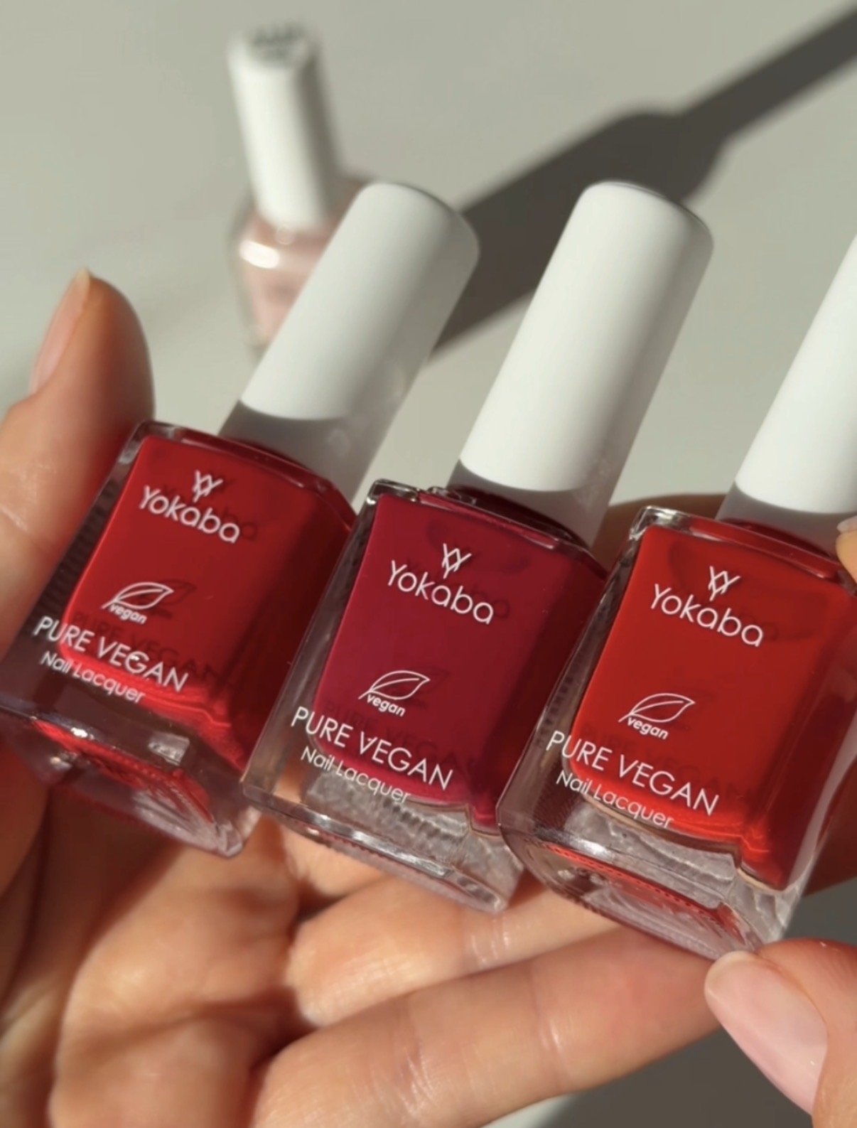 Klasyczny czerwony manicure Pure Vegan - zdjęcie 4