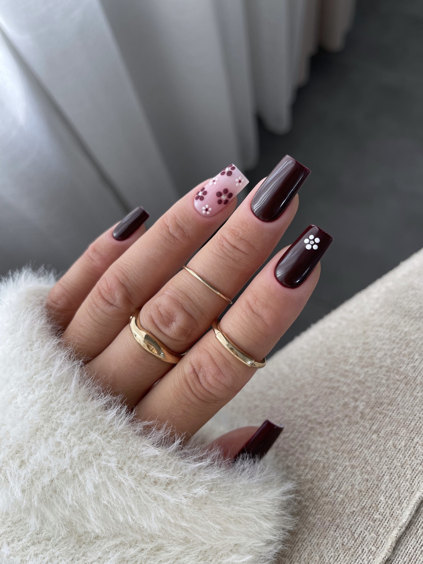 Jesienny NailArt w czekoladowym bordo z kwiatowymi zdobieniami - zdjęcie 2