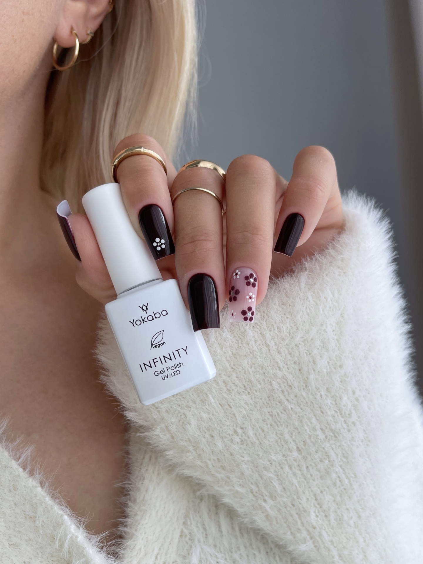 Jesienny NailArt w czekoladowym bordo z kwiatowymi zdobieniami - zdjęcie 3
