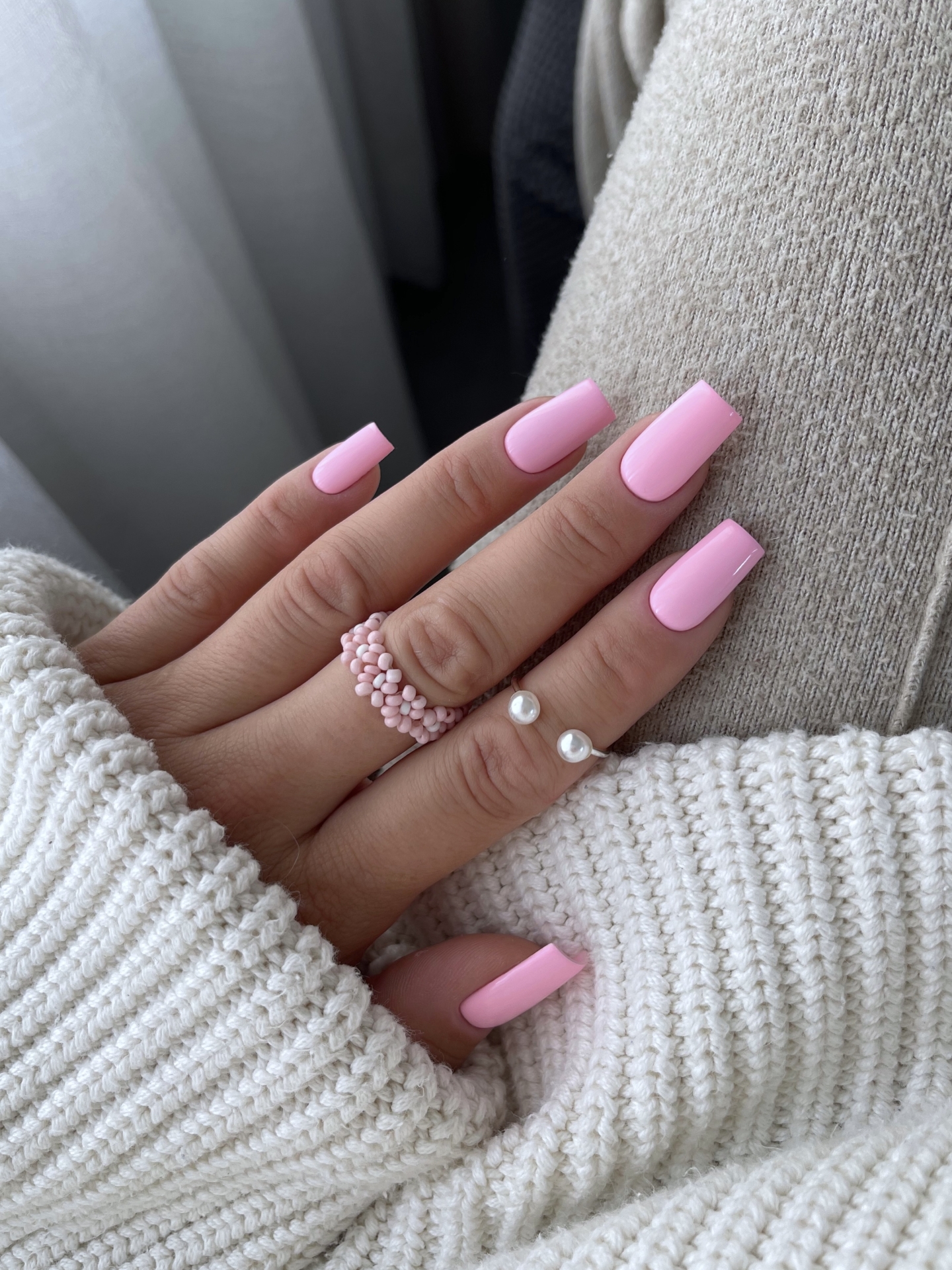 Różowy manicure w ciepłym, landrynkowym odcieniu - zdjęcie 2