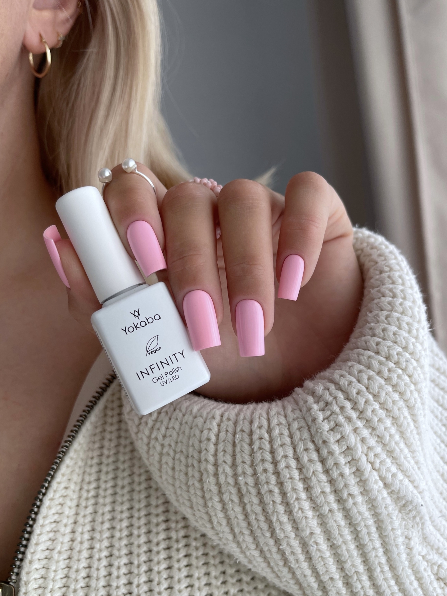 Różowy manicure w ciepłym, landrynkowym odcieniu - zdjęcie 3