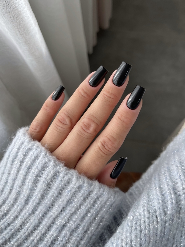 Klasyczny czarny manicure w głębokim odcieniu