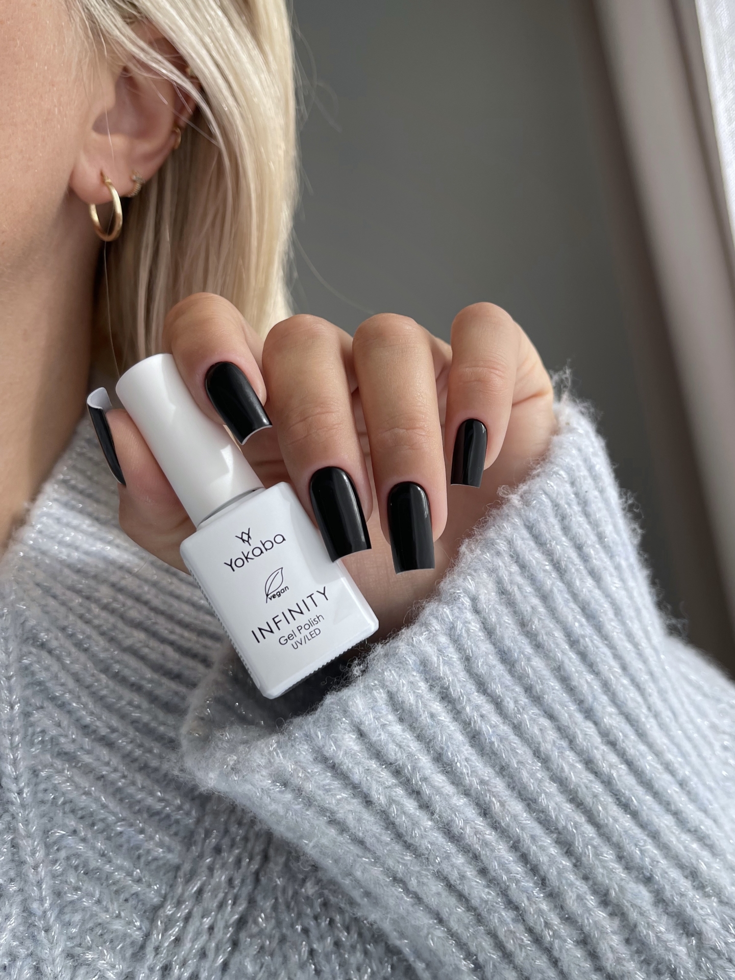 Klasyczny czarny manicure w głębokim odcieniu - zdjęcie 3