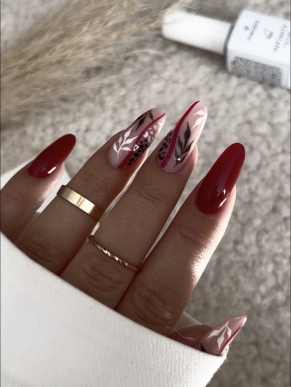 Bordowy NailArt z roślinnymi zdobieniami i kontrastową czernią