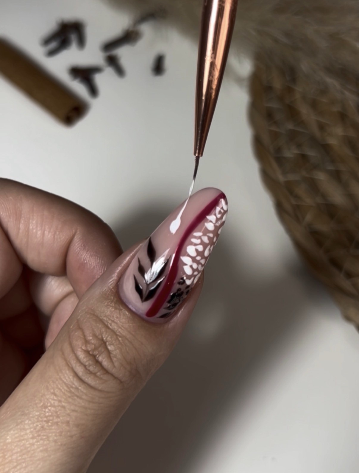 Bordowy NailArt z roślinnymi zdobieniami i kontrastową czernią - zdjęcie 3