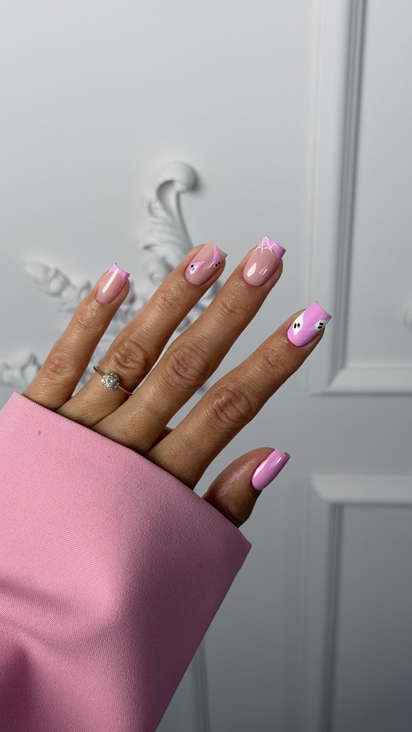 Halloweenowy NailArt w różu z uroczymi duszkami